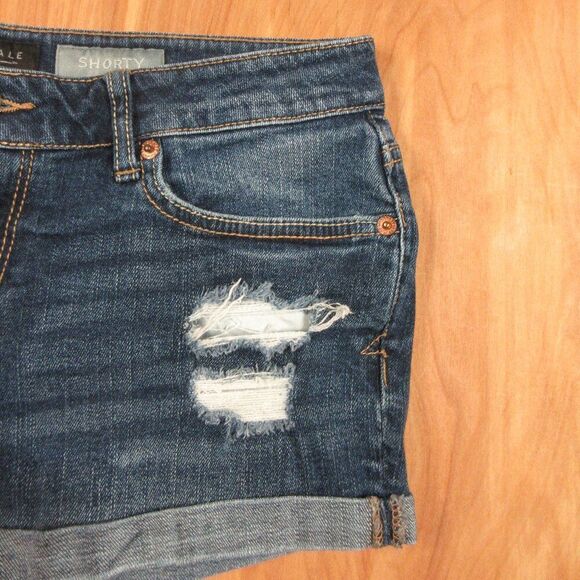 AEROPOSTALE Shorty Cuffed Jean Shorts Sz 6 Ripped Distressed Blu Denim Hot Pants - Picture 4 of 12